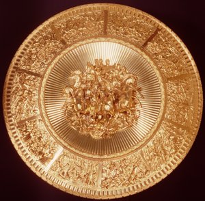 शील्ड, ग्रीन और वार द अन्ट ग्रीन द्वारा मर्चेंट एंड बैंकर्स ऑफ द सिटी द्वारा ड्यूक ऑफ वेलिंगटन को प्रस्तुत करने के लिए, थॉमस स्टोथर द्वारा डिज़ाइन किया गया, जिसे बेंजामिन स्मिथ द्वारा बनाया गया, c.1822 (सिल्वर)